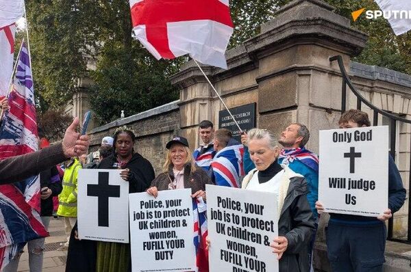 🪧 Una protesta multitudinaria contra la inmigración y el islam radical tiene lugar en Londres 🪧 Una protesta multitudinaria contra la inmigración y el islam radical tiene lugar en Londres - Sputnik Mundo