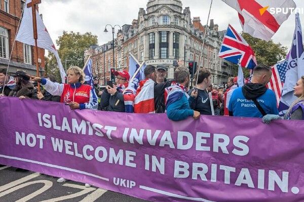 🪧 Una protesta multitudinaria contra la inmigración y el islam radical tiene lugar en Londres 🪧 Una protesta multitudinaria contra la inmigración y el islam radical tiene lugar en Londres - Sputnik Mundo