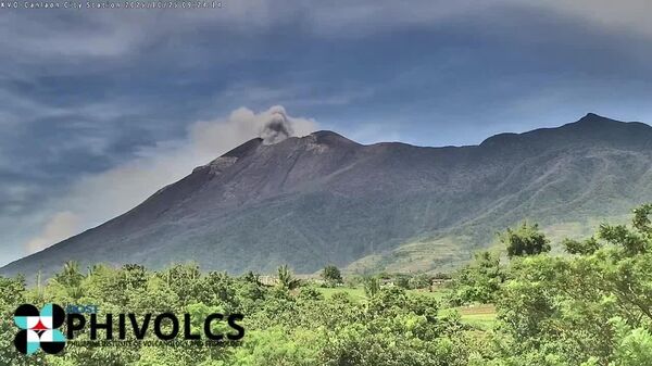 Lluvia de cenizas volcánicas сubre Filipinas tras la erupción del Canlaón - Sputnik Mundo