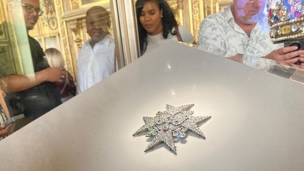 Visitantes contemplan joyas en la galería Apolo del museo del Louvre el 4 de septiembre de 2025 en París. (Foto AP/Alexander Turnbull) - Sputnik Mundo