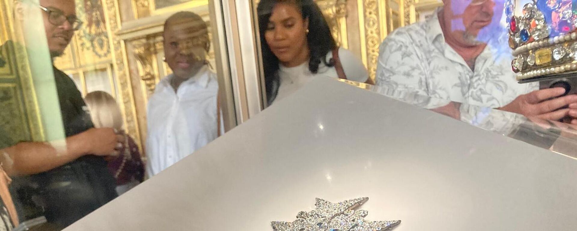 Visitantes contemplan joyas en la galería Apolo del museo del Louvre el 4 de septiembre de 2025 en París. (Foto AP/Alexander Turnbull) - Sputnik Mundo, 1920, 26.10.2025