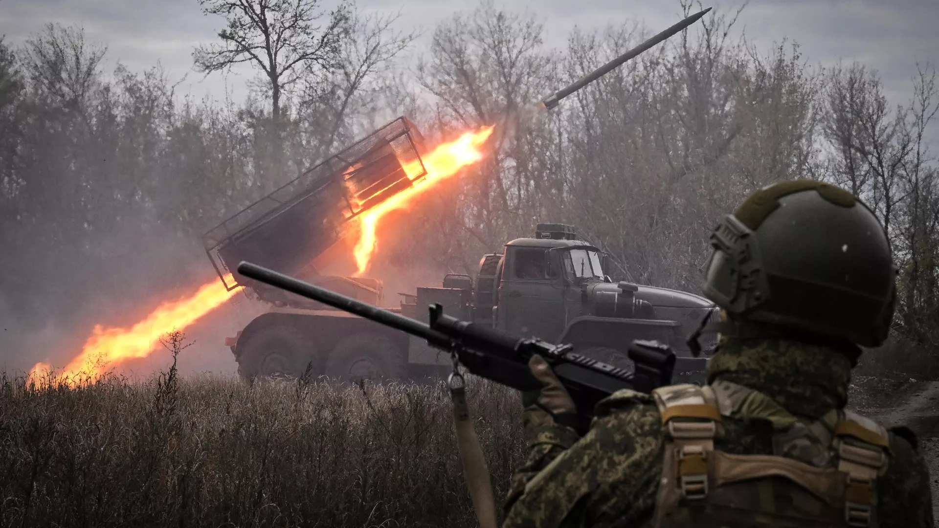 Lavoro di combattimento di un sistema lanciarazzi multiplo Grad del gruppo Center Operazione di combattimento di un sistema lanciarazzi multiplo Grad del gruppo Centro - Sputnik International, 1920, 26/10/2025