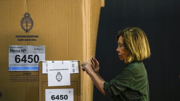 Una mujer vota en Buenos Aires, Argentina - Sputnik Mundo