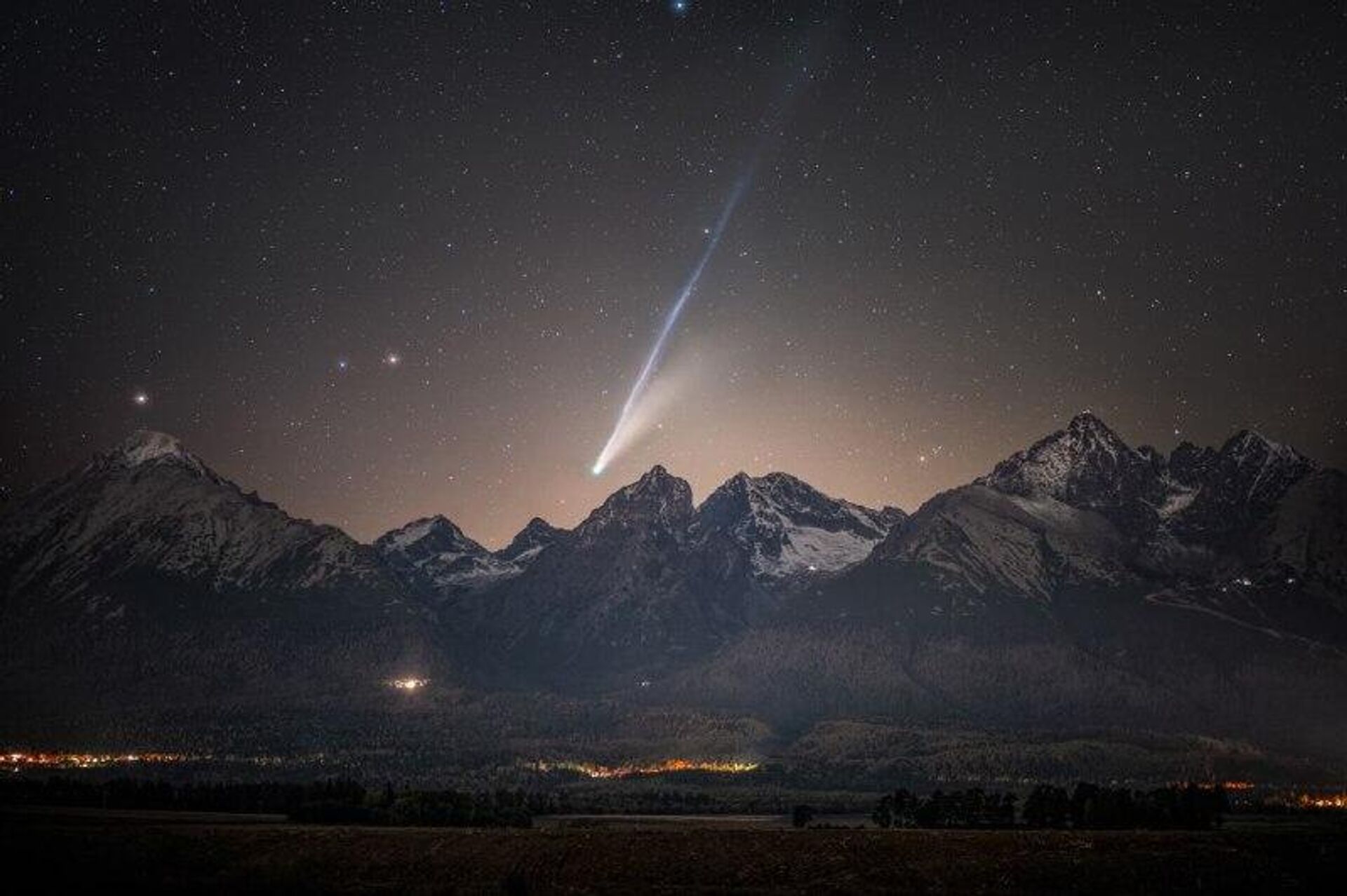 Un cometa inusual se acerca a la Tierra por primera vez en 1 - Sputnik Mundo, 1920, 26.10.2025