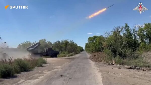 Los artilleros rusos lanzan un ataque grupal contra las FFAA de Ucrania - Sputnik Mundo