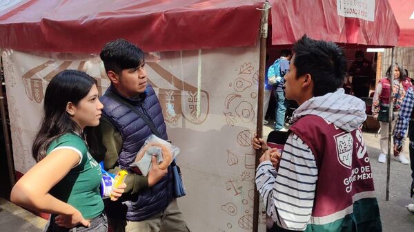 Jóvenes que trabajan en el Instituto de la Juventud de Ciudad de México recorren calles de la capital (imagen ilustrativa) - Sputnik Mundo