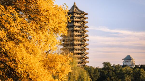 La torre del agua (Pagoda de Boya) de la Universidad de Pekín, ubicada en el centro de la zona este del campus, junto al lago Weiming (imagen ilustrativa)  - Sputnik Mundo