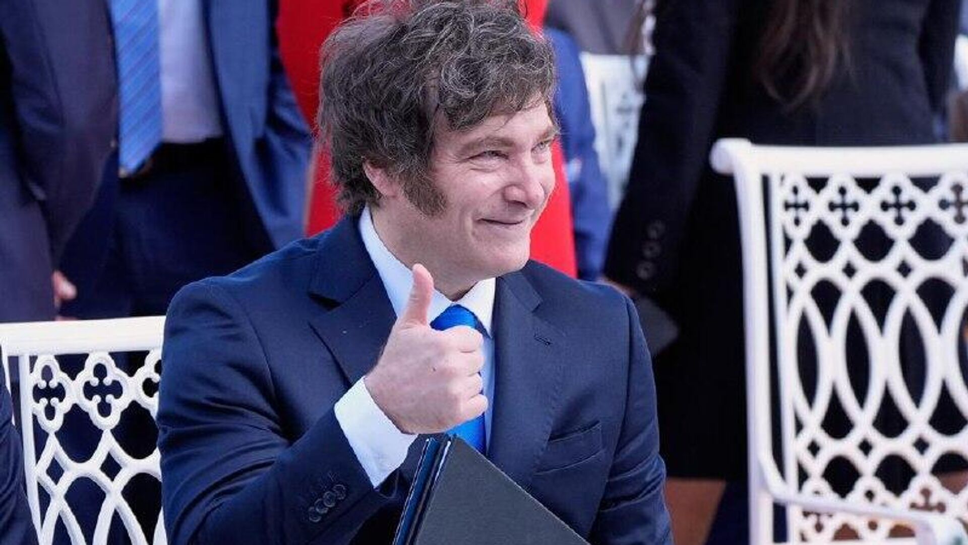 Contundente y sorpresivo: Milei se impone por amplio margen en las elecciones legislativas argentinas Contundente y sorpresivo: Milei se impone por amplio margen en las elecciones legislativas argentinas - Sputnik Mundo, 1920, 27.10.2025