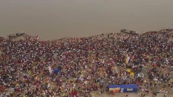 Millones de fieles honran al dios Sol en la India - Sputnik Mundo