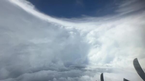 Un remanso dentro del caos: así es el interior del huracán Melissa - Sputnik Mundo