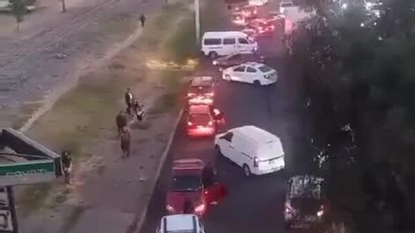 Caos vial en la Ciudad de México: conductores de pipas de agua bloquean vialidades de acceso a la capital - Sputnik Mundo