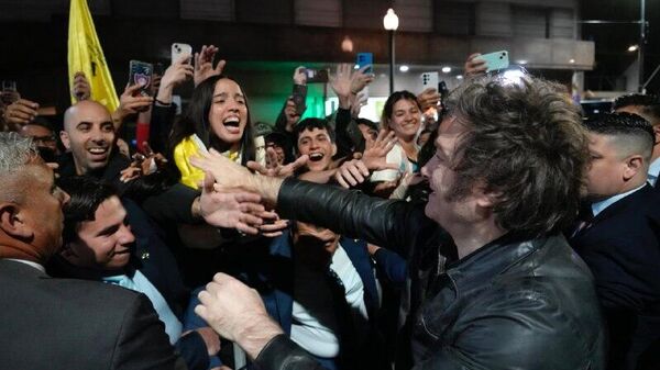 Las acciones y los bonos de Argentina se disparan y cae el Riesgo País tras el triunfo electoral del oficialismo - Sputnik Mundo