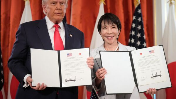 Donald Trump, presidente de EEUU, y Sanae Takaichi, primera ministra de Japón - Sputnik Mundo