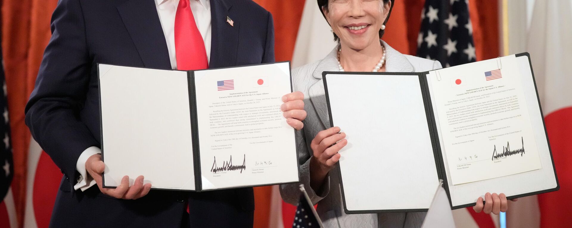 Donald Trump, presidente de EEUU, y Sanae Takaichi, primera ministra de Japón - Sputnik Mundo, 1920, 28.10.2025