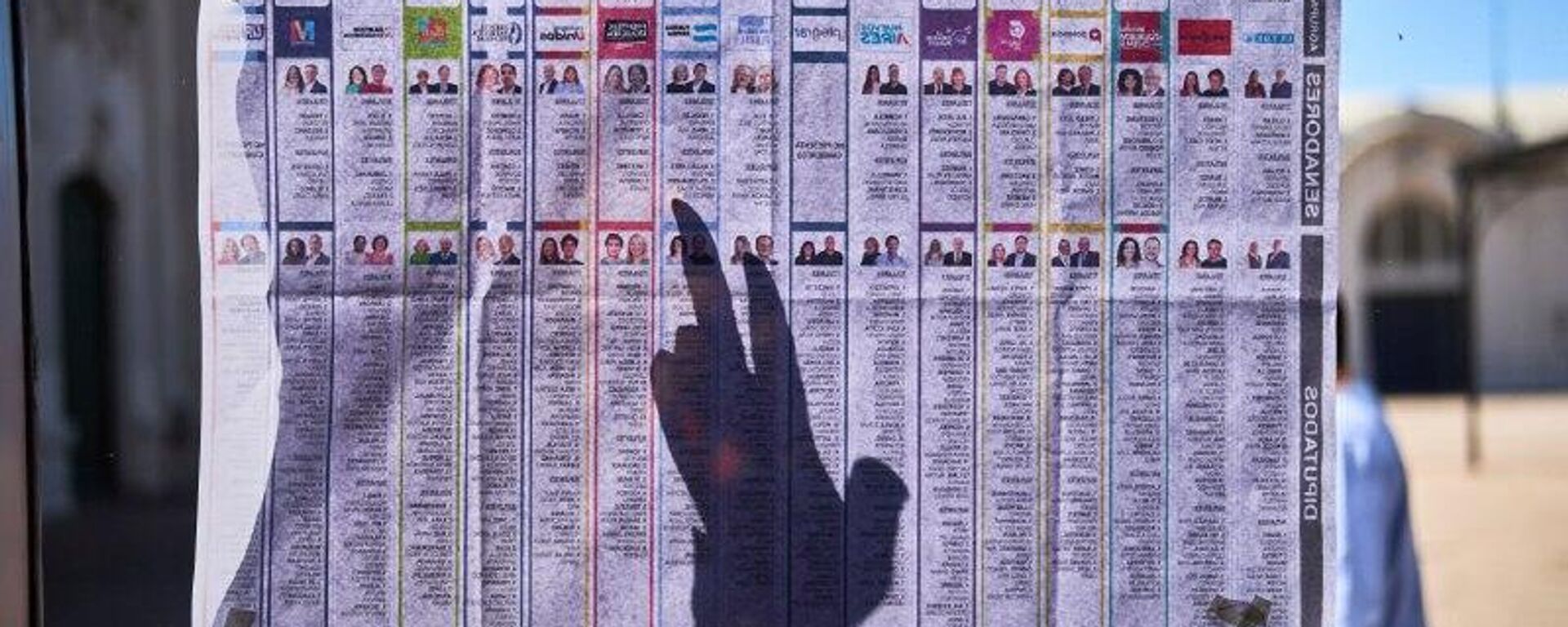 ¿Breve alivio?: el peso argentino se debilita tras el alza por el triunfo electoral del oficialismo - Sputnik Mundo, 1920, 28.10.2025