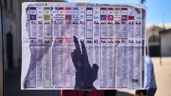 ¿Breve alivio?: el peso argentino se debilita tras el alza por el triunfo electoral del oficialismo - Sputnik Mundo