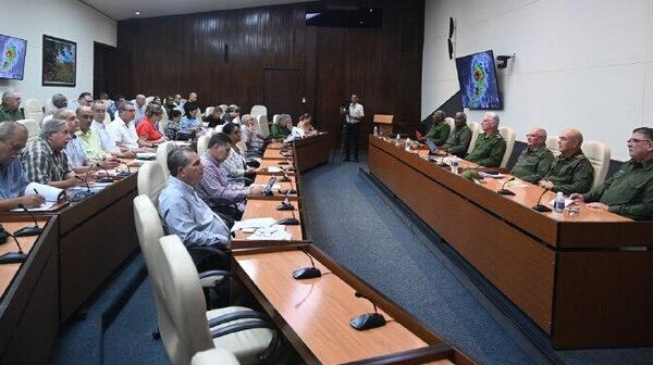Será una noche muy difícil para toda Cuba: Díaz-Canel supervisa los preparativos ante la llegada de Melissa - Sputnik Mundo