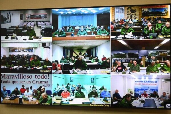 Será una noche muy difícil para toda Cuba: Díaz-Canel supervisa los preparativos ante la llegada de Melissa - Sputnik Mundo