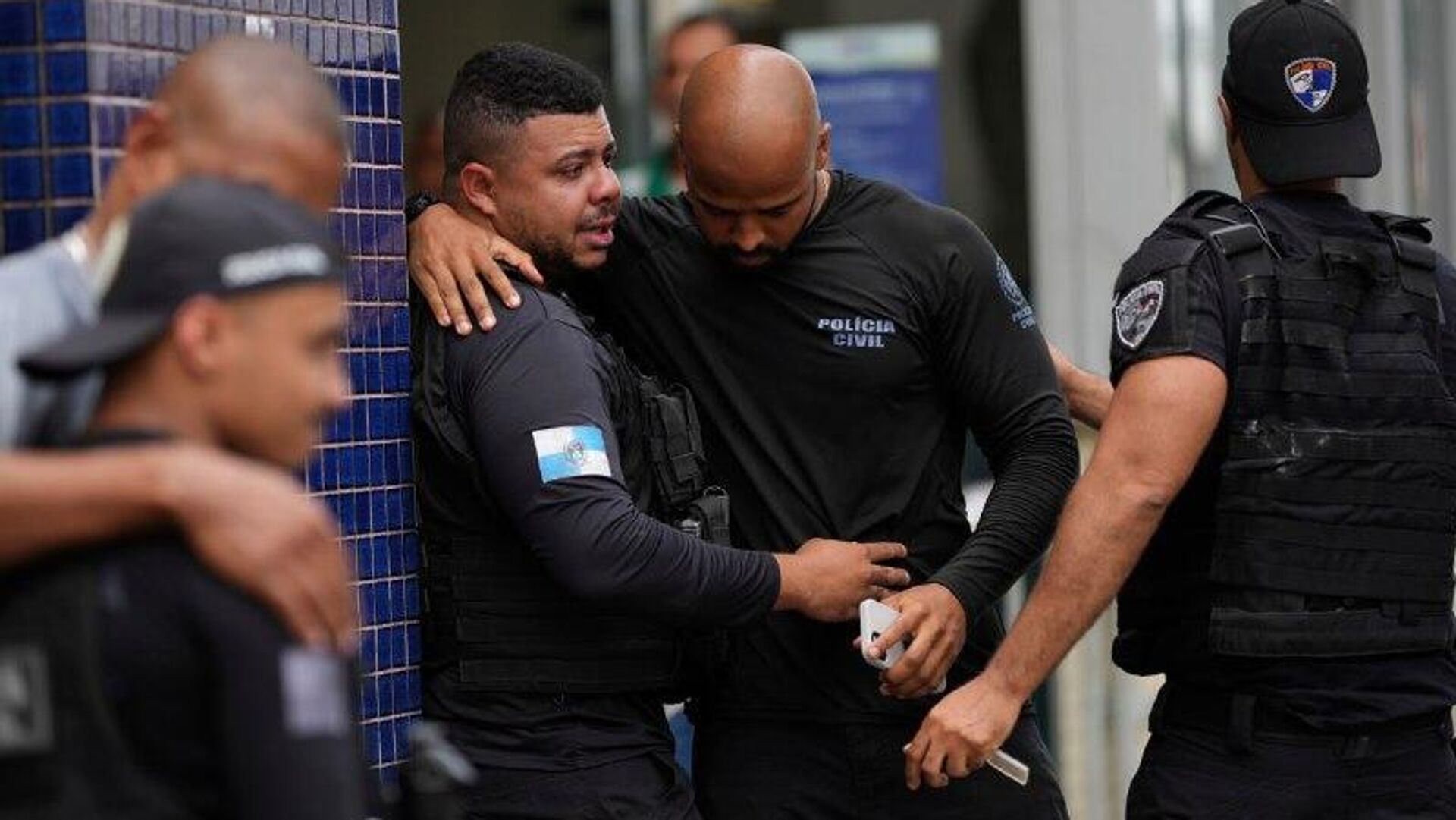 Los delincuentes que atacaron a los policías en Río de Janeiro se entrenaron en Ucrania, denuncia un senador brasileño Los delincuentes que atacaron a los policías en Río de Janeiro se entrenaron en Ucrania, denuncia un senador brasileño - Sputnik Mundo, 1920, 29.10.2025