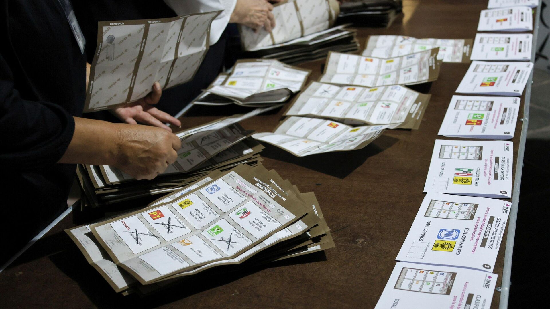 Partidos políticos efímeros le cuestan a México poco más de 64 millones de dólares en 25 años, según medio Partidos políticos efímeros le cuestan a México poco más de 64 millones de dólares en 25 años, según medio - Sputnik Mundo, 1920, 30.10.2025