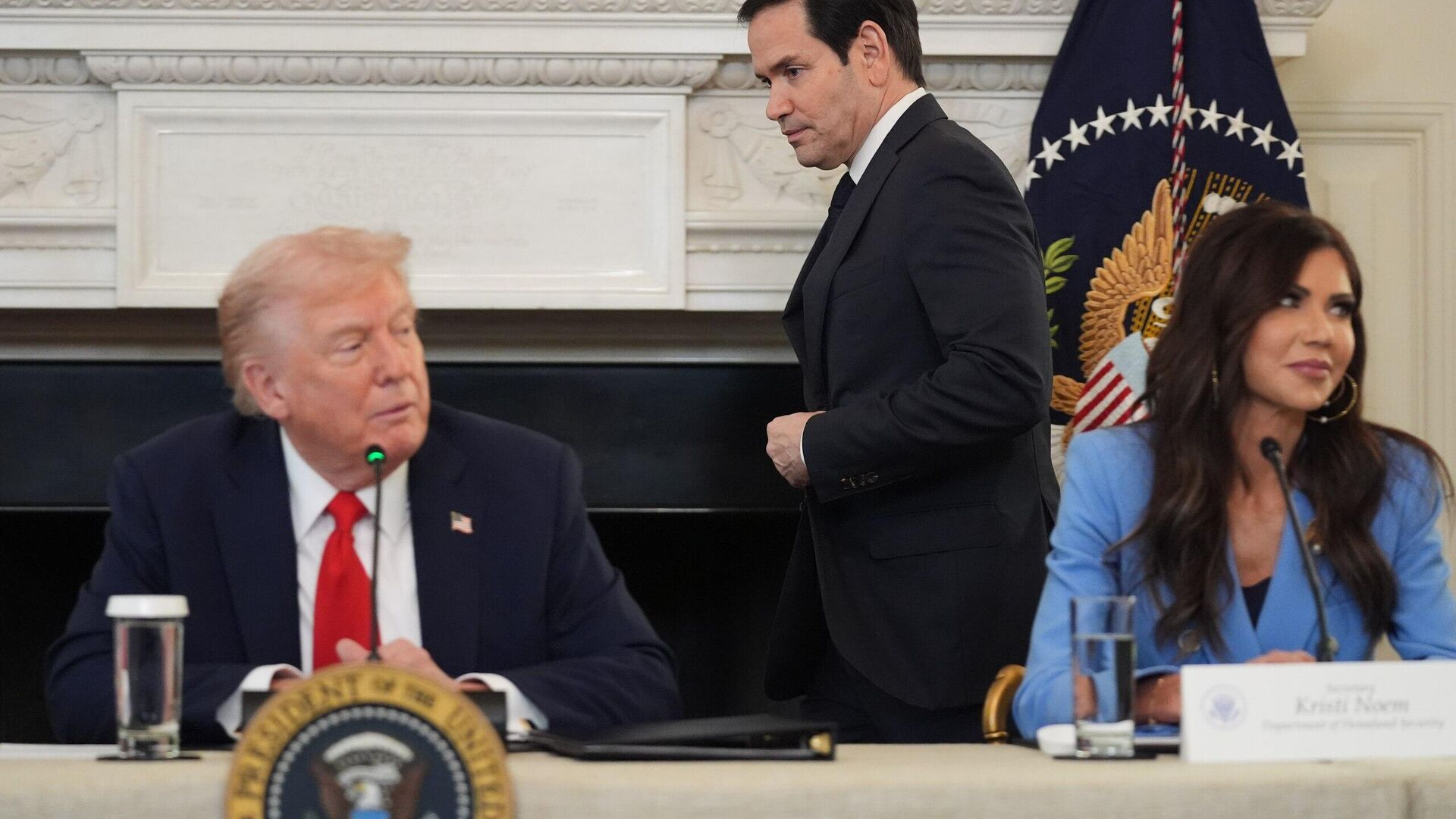 🪖 Altos funcionarios del Gobierno de Trump fueron llevados a hogares en bases militares por las amenaza en su contra 🪖 Altos funcionarios del Gobierno de Trump fueron llevados a hogares en bases militares por las amenaza en su contra - Sputnik Mundo, 1920, 31.10.2025