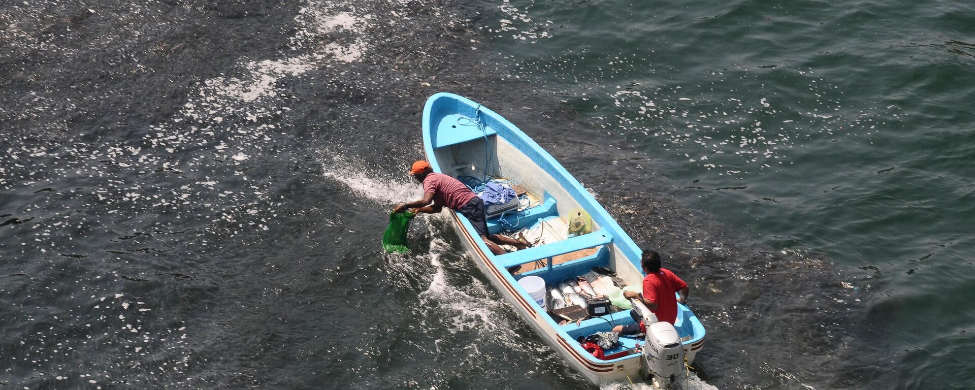 Pescadores trabajando cerca de la costa de Acapulco, México, el viernes 11 de marzo de 2011. Pescadores trabajando cerca de la costa de Acapulco, México, el viernes 11 de marzo de 2011. - Sputnik Mundo, 1920, 01.11.2025