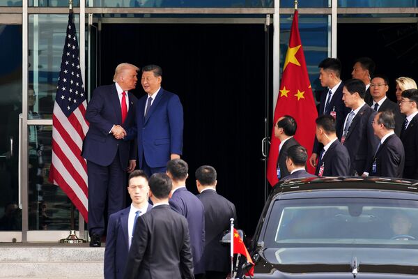 El presidente estadounidense, Donald Trump, y su homólogo chino, Xi Jinping, se dan la mano al despedirse tras una reunión bilateral en la base aérea de Gimhae, Corea del Sur.Trump se reúne con Xi Jinping por primera vez desde que asumió su segundo mandato, tras meses de creciente tensión entre ambos países.  - Sputnik Mundo