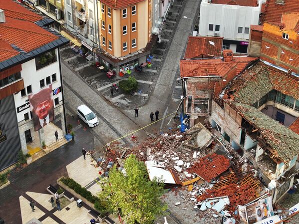 Vista aérea de un edificio derrumbado tras el terremoto de magnitud 6,1 que sacudió el distrito de Sindirgi, Turquía. - Sputnik Mundo