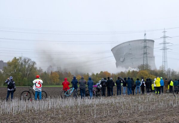 La segunda torre de refrigeración de la central nuclear de Gundremmingen, ya fuera de servicio, se derrumbó tras la demolición. Las dos torres de refrigeración, de aproximadamente 160 metros de altura, de la central nuclear clausurada hace casi cuatro años, fueron demolidas. - Sputnik Mundo