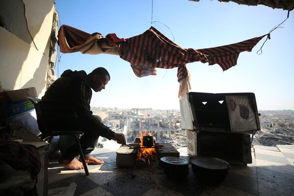 La lucha diaria continúa para los palestinos que regresaron a sus hogares después del acuerdo de alto el fuego, tratando de construir una nueva vida en la ciudad devastada por los ataques israelíes, en la ciudad de Gaza, Gaza.  - Sputnik Mundo