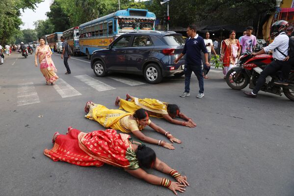 Devotas hindúes están en el camino mientras adoran al dios del Sol a orillas del río Ganges, durante el festival religioso de Chhat Puja en Calcuta, India. - Sputnik Mundo