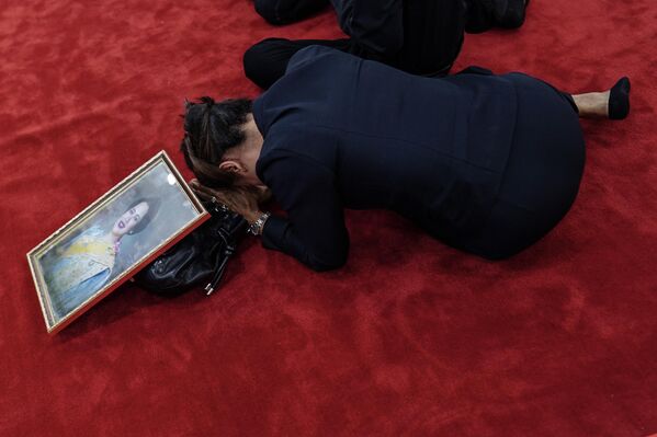 Los tailandeses lloran a la reina Sirikit en el hospital memorial Rey Chulalongkorn de Bangkok, Tailandia. La reina Madre Sirikit de Tailandia falleció a la edad de 93 años, el 24 de octubre de 2025. - Sputnik Mundo