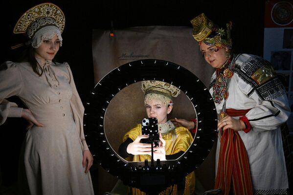 La fabricante de tocados tradicionales rusos, María Gálkina, junto a visitantes en el festival Mosvintage, en el Museo de Moscú. - Sputnik Mundo