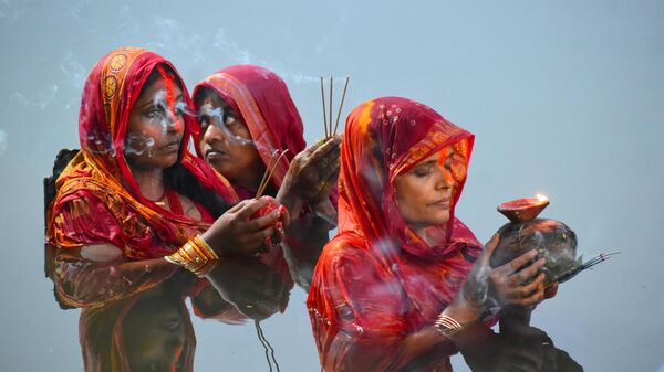 Женщины-индуистки поклоняются богу Солнца у пруда в Калькутте, Индия  - Sputnik Mundo