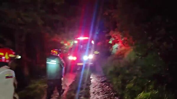 ‍ A costa de su vida: los bomberos rescatan a una bebé tras ser salvada por su madre durante un deslizamiento de tierra en Ecuador - Sputnik Mundo