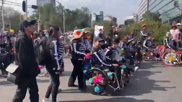 La capital mexicana celebra el Día de Muertos con un gran desfile - Sputnik Mundo