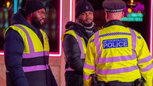 Corre peligro la vida de nueve personas apuñaladas en tren de Reino Unido, anuncia la policía - Sputnik Mundo