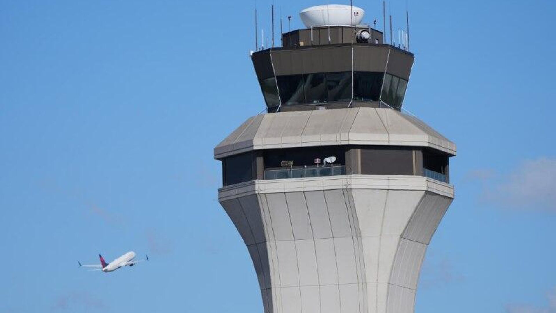 EEUU se queda sin gran parte de sus controladores aéreos por falta de pago EEUU se queda sin gran parte de sus controladores aéreos por falta de pago - Sputnik Mundo, 1920, 02.11.2025