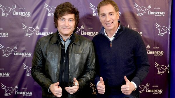 El presidente de Argentina, Javier Milei, y el nuevo ministro del Interior, Diego Santilli. - Sputnik Mundo