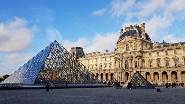 Fiscalía de París rechaza que robo en el Louvre fuese perpetrado por el crimen organizado - Sputnik Mundo