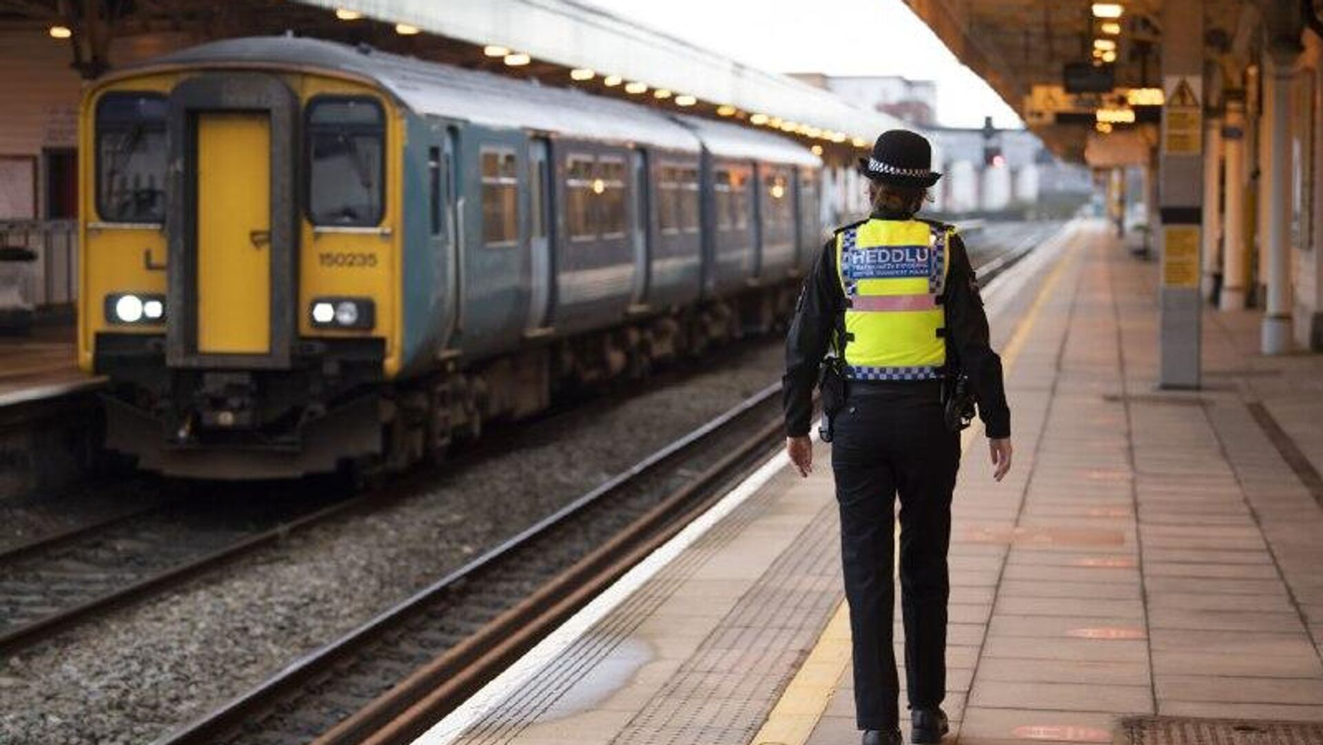 Ataque en tren de Reino Unido fue cometido por un agresor solitario, informa la policía local Ataque en tren de Reino Unido fue cometido por un agresor solitario, informa la policía local - Sputnik Mundo, 1920, 03.11.2025