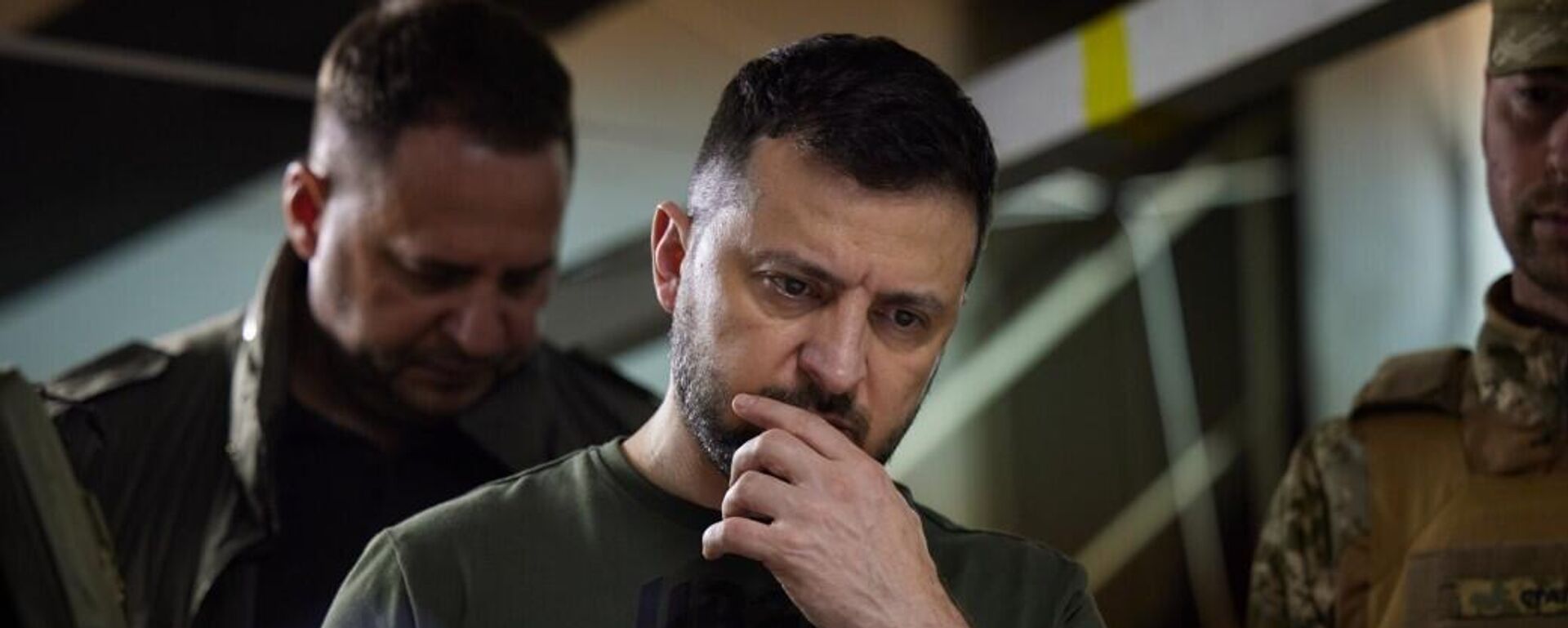 Volodímir Zelenski visita las posiciones de las tropas ucranianas ubicadas en el distrito de Lisichansk, 5 de junio de 2022 - Sputnik Mundo, 1920, 03.11.2025