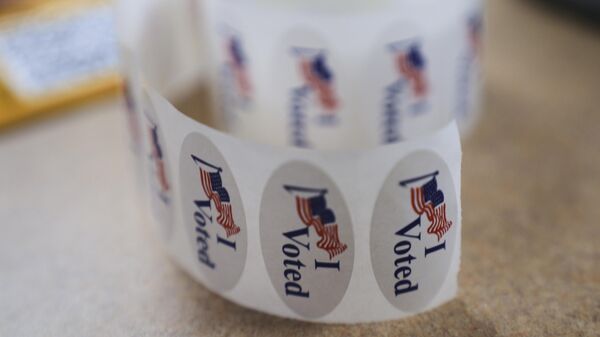 Etiquetas de Yo voté en la oficina del Registro de Votantes del Condado de Orange en Santa Ana, California, el miércoles 29 de octubre de 2025. (Foto AP/Damian Dovarganes) - Sputnik Mundo