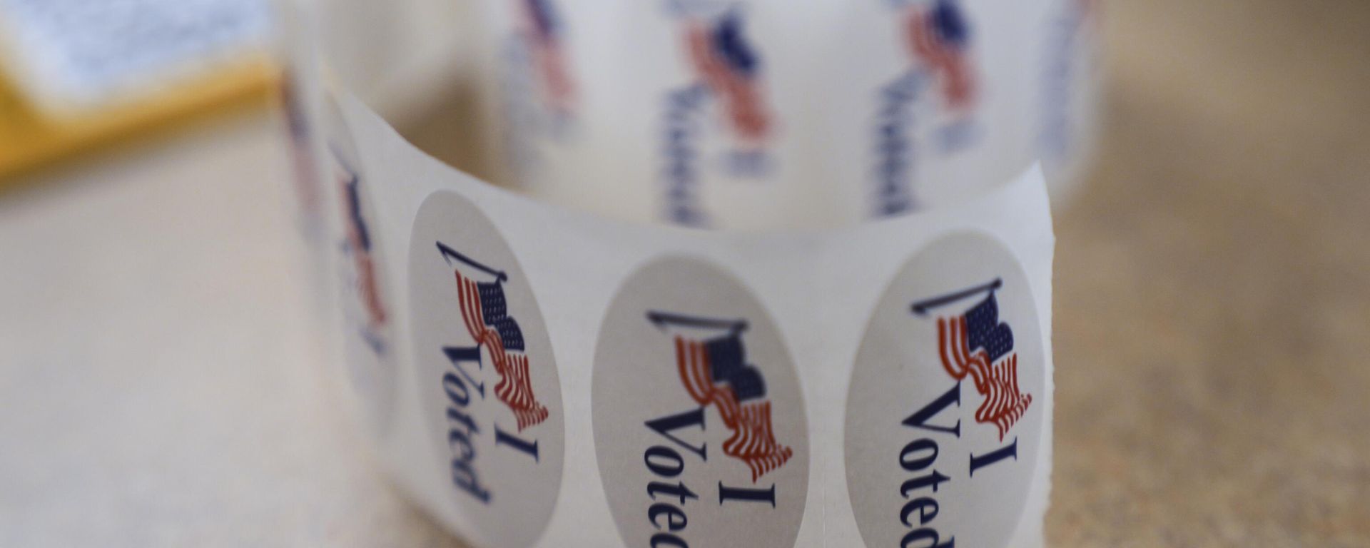 Etiquetas de Yo voté en la oficina del Registro de Votantes del Condado de Orange en Santa Ana, California, el miércoles 29 de octubre de 2025. (Foto AP/Damian Dovarganes) - Sputnik Mundo, 1920, 04.09.2026