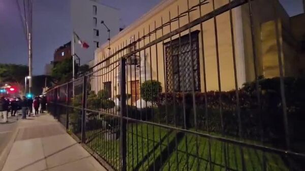 Policías resguardan la embajada de México en Perú tras nueva tensión diplomática - Sputnik Mundo