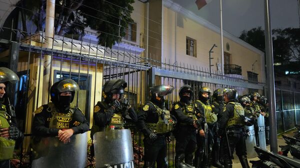 La embajada de México en Perú es resguardada por policías. - Sputnik Mundo