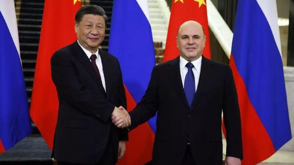 El primer ministro ruso Mishustin se reúne con el presidente Xi en Pekín - Sputnik Mundo