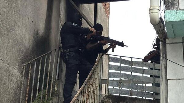 Policía brasileña detiene a decenas de personas en un operativo contra el Comando Vermelho - Sputnik Mundo