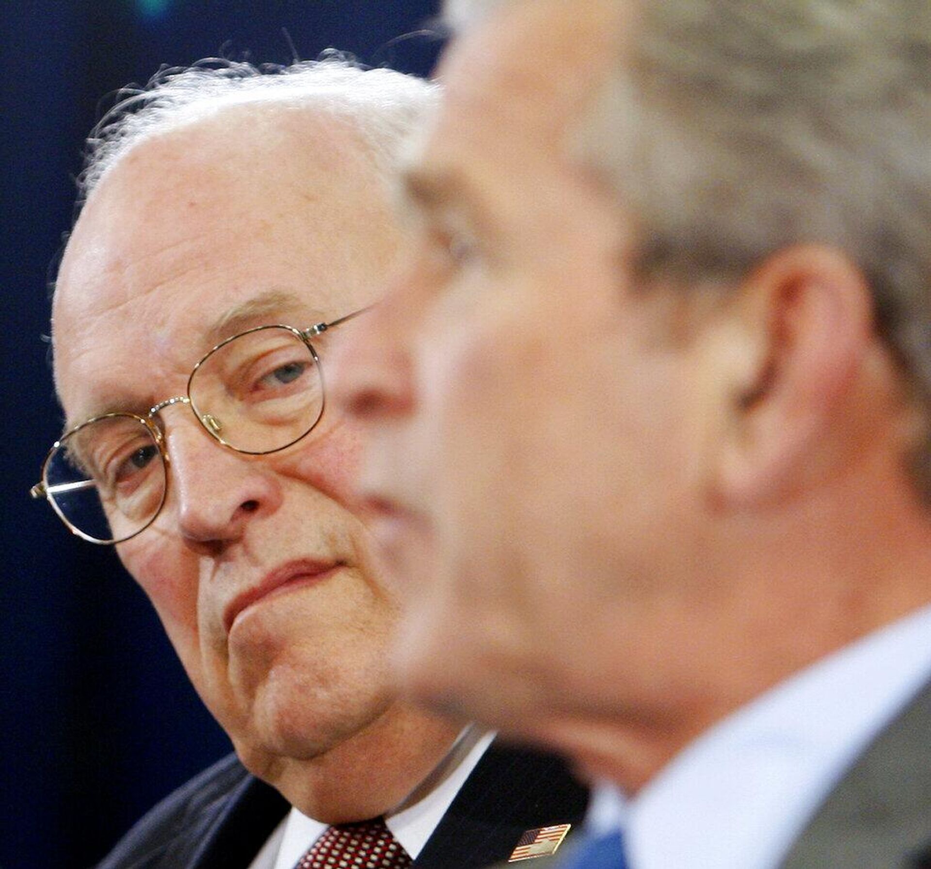 El exvicepresidente Dick Cheney, a la izquierda, mira al expresidente Bush mientras habla sobre la economía, el 28 de febrero de 2008, en el Departamento de Trabajo en Washington.  - Sputnik Mundo, 1920, 05.11.2025