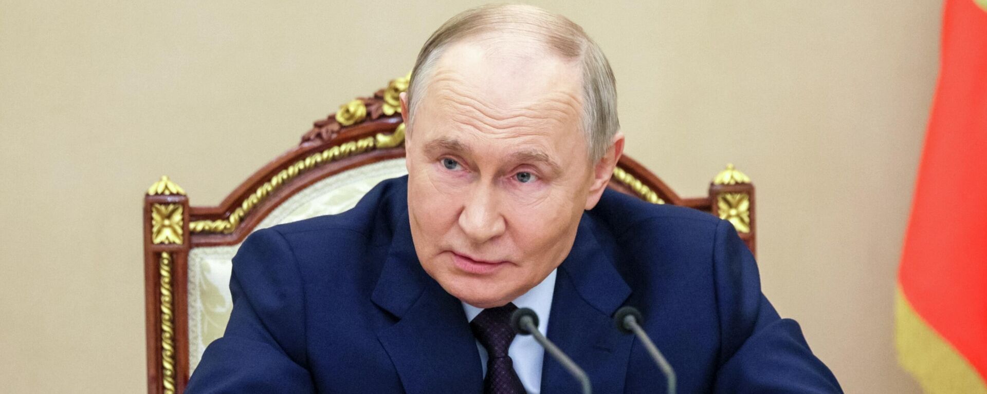 El presidente de Rusia, Vladímir Putin, celebra una reunión operativa con los miembros permanentes del Consejo de Seguridad ruso. El presidente de Rusia, Vladímir Putin, celebra una reunión operativa con los miembros permanentes del Consejo de Seguridad ruso. - Sputnik Mundo, 1920, 05.11.2025